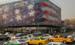 İran’dan ABD’ye reklam panosuyla sert yanıt: Kanlı gemi görseli dikkat çekti