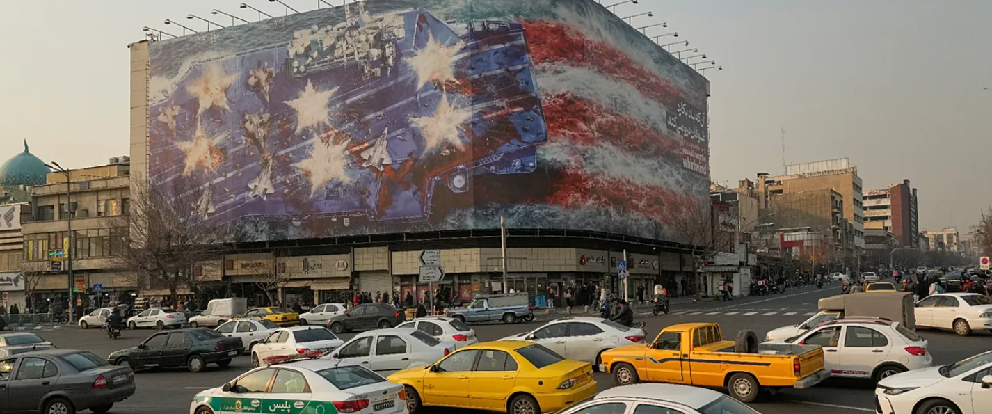 İran’dan ABD’ye reklam panosuyla sert yanıt: Kanlı gemi görseli dikkat çekti