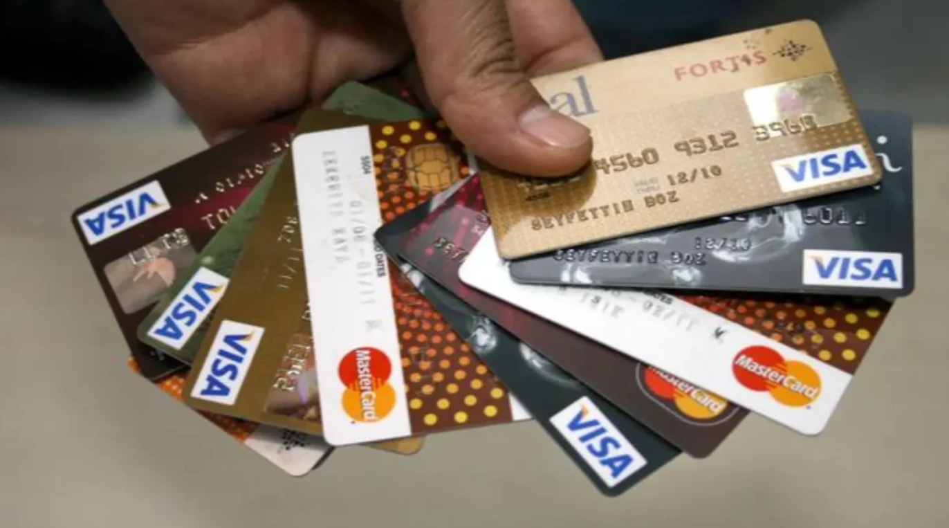 Kredi kartı kullanan herkesi ilgilendiriyor: Bu hata kredi notunuzu aşağıya çekiyor!