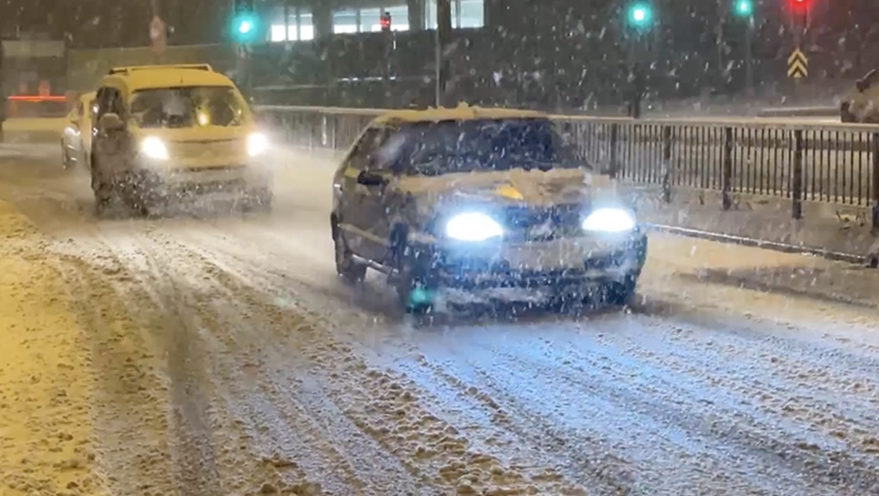 İstanbul’da kar hayatı durma noktasına getirdi! TEM otoyolu kapandı: Vatandaşlar isyanda!